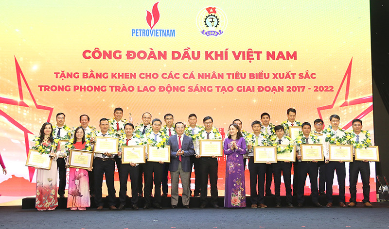 Lãnh đạo PVN trao tặng bằng khen cho các cá nhân tiêu biểu xuất sắc trong phong trào lao động sáng tạo giai đoạn 2017 - 2022. Các đề tài, sáng kiến giúp ngành dầu khí làm lợi hơn 707 nghìn tỷ đồng -0
