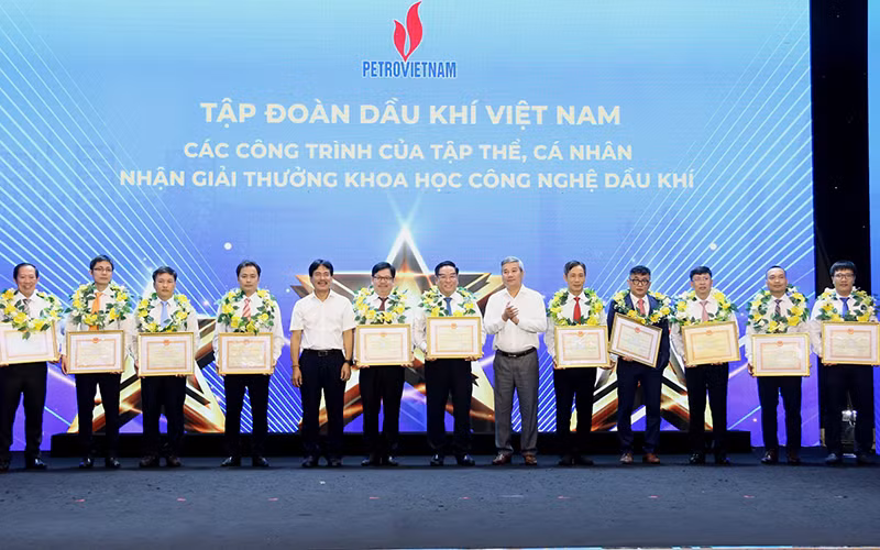Các tập thể, cá nhân nhận giải thưởng khoa học công nghệ dầu khí.