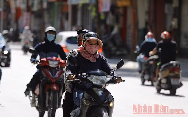 Nắng nóng kéo dài trên diện rộng tại nhiều địa phương trên cả nước khiến nhu cầu sử dụng điện tăng cao. (Ảnh minh họa: HÀ NAM)