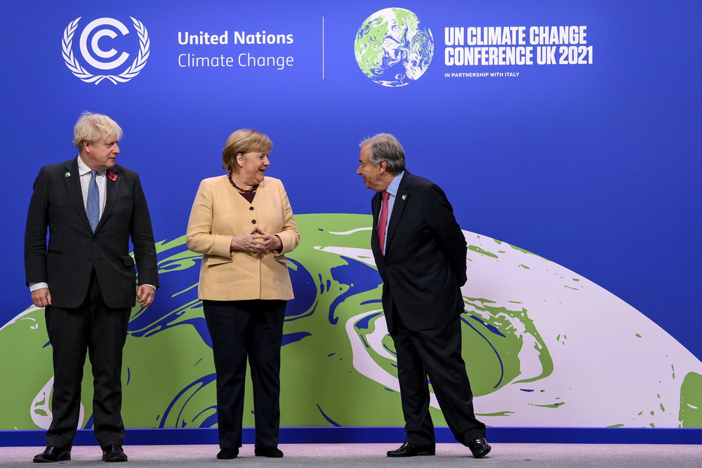 Thủ tướng Anh Boris Johnson và Tổng Thư ký Liên hợp quốc Antonio Guterres chào đón Thủ tướng Đức Angela Merkel tới dự COP26. (Ảnh: Karwai Tang/Chính phủ Anh) COP26 -0