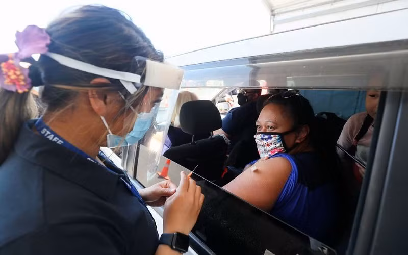 Tiêm vaccine Pfizer ngừa Covid-19 ở Otara, ngoại ô Auckland, New Zealand, ngày 16/10/2021. (Ảnh: Reuters)