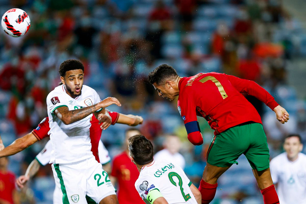 Một ngày thi đấu hoàn hảo cho Ronaldo với hai pha đánh đầu thành bàn đã thành thương hiệu. (Ảnh: Liên đoàn Bóng đá Bồ Đào Nha) Ronaldo phá kỷ lục ghi bàn mọi thời đại cho đội tuyển quốc gia -0