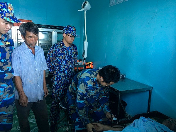 Một ngư dân bị ngạt khí hầm cá được cấp cứu kịp thời. Bài 4: Những “đốm sáng” thắp lên niềm hy vọng -0