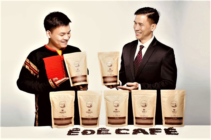 Anh Y Pốt Niê, Giám đốc Công ty TNHH một thành viên Ê đê Café giới thiệu sản phẩm cà-phê bột của công ty cho các đối tác. Lan tỏa phong trào khởi nghiệp trong giới trẻ ở Đắk Lắk -0
