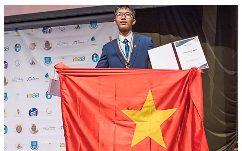 Nguyễn Mạnh Quân (SN 2003), học sinh lớp 12 Lý 1, Trường THPT chuyên Hà Nội - Amsterdam; có các thành tích: HCV Olympic Vật lý châu Âu EUPHO 2020; HCV Olympic Thiên văn và Vật lý thiên văn quốc tế năm 2019 tại Hungaria; HCV Olympic Khoa học trẻ quốc tế năm 2018...