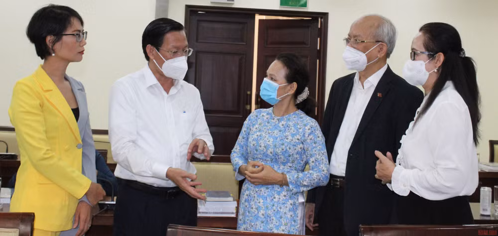 Thành phố Hồ Chí Minh họp mặt văn nghệ sĩ -0