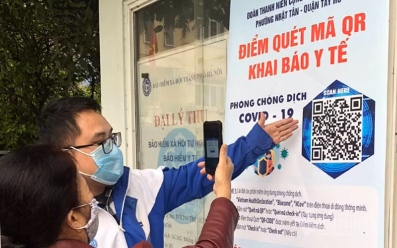 Hà Nội yêu cầu người ra vào cơ quan, công sở quét mã QR.