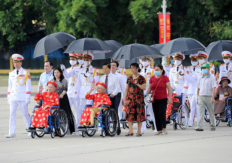 ...và xúc động khi được có dịp đến Thủ đô Hà Nội vào vào Lăng viếng Chủ tịch Hồ Chí Minh. Đoàn đại biểu Bà mẹ Việt Nam Anh hùng vào Lăng viếng Chủ tịch Hồ Chí Minh -0