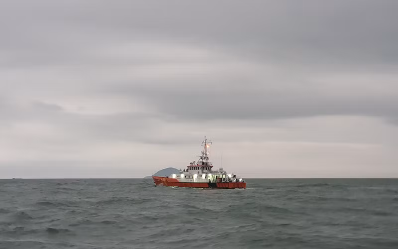 Tàu chuyên dụng tìm kiếm cứu nạn của Trung tâm thực hiện nhiệm vụ tại hiện trường.