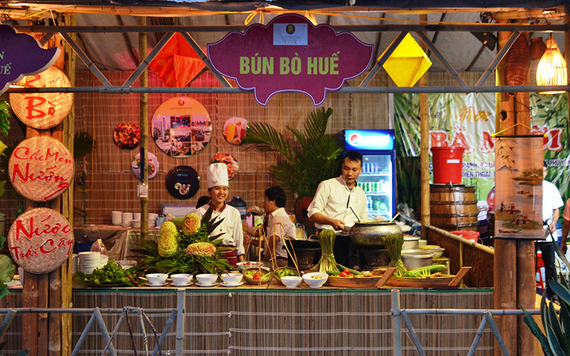 Giới thiệu quy cách nấu bún bò Huế, nằm trong danh sách 100 món ăn đạt giá trị ẩm thực châu Á, do Tổ chức Kỷ lục châu Á công nhận. 1_VH_4-1633735691686.jpg