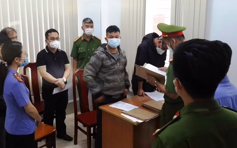 Cơ quan Cảnh sát điều tra Công an tỉnh Đắk Nông thực hiện lệnh bắt bị can đối với các đối tượng.