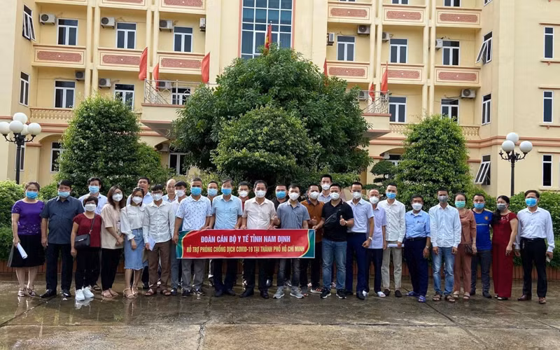 Đoàn cán bộ y tế tỉnh Nam Định lên đường hỗ trợ TP Hồ Chí Minh chống dịch sáng 9/9.