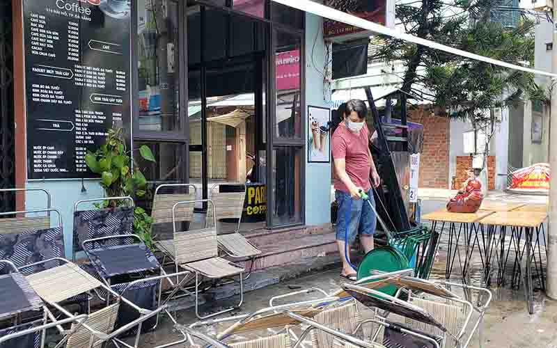 Một quán cà-phê dọn dẹp để sẵn sàng mở đón khách. Đà Nẵng nới lỏng thêm nhiều hoạt động từ ngày 16/10 -0