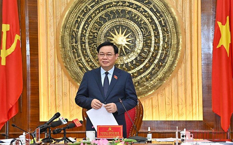 Chủ tịch Quốc hội Vương Đình Huệ phát biểu kết luận buổi làm việc. (Ảnh Duy Linh) Thanh Hóa cần nâng cao năng lực cạnh tranh cấp tỉnh, tạo sức hấp dẫn mới -0
