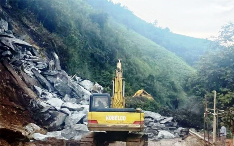 Sạt lở trên tuyến quốc lộ 4D từ thành phố Lào Cai đi Sa Pa.