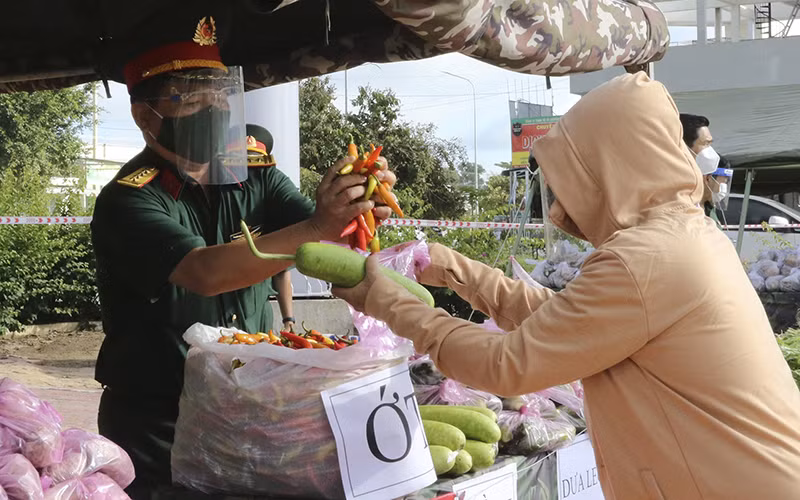 Đại tá Trần Văn Trai trao qua cho người dân nghèo khu vực biên giới, thị xã Kiến Tường, Long An.