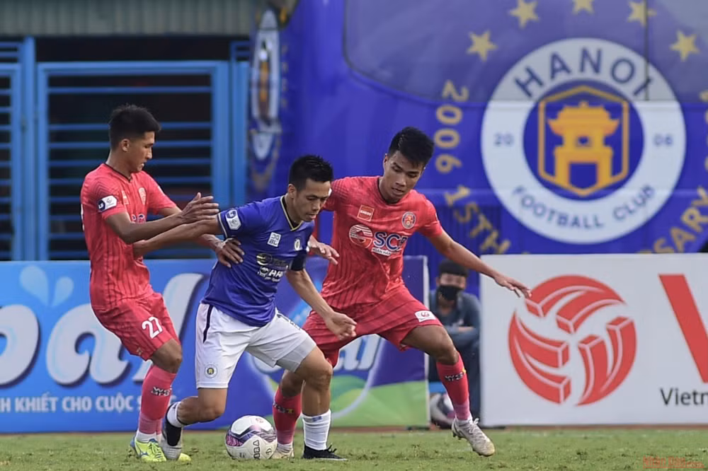 Văn Quyết được HLV Park Choong Kyun tin tưởng với vai trò đội trưởng. 