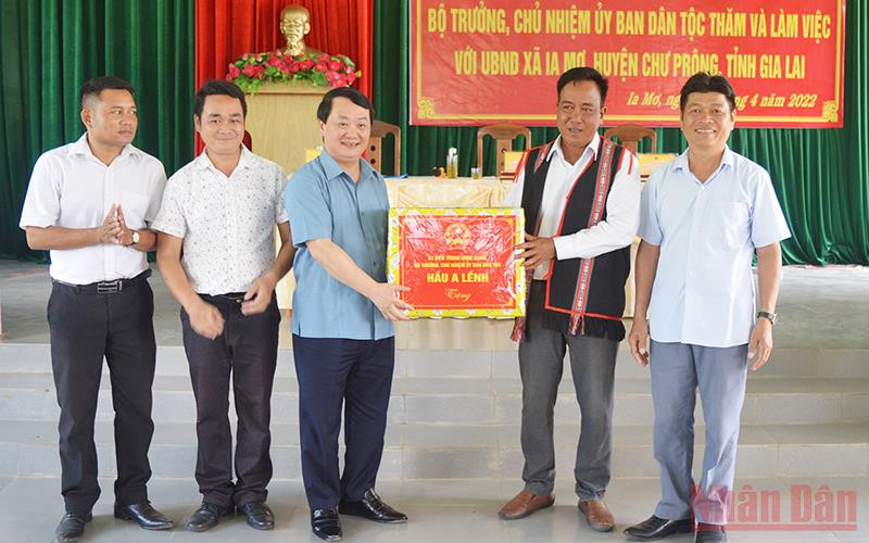 Bộ trưởng, Chủ nhiệm Ủy ban Dân tộc Hầu A Lềnh tặng quà cho xã Ia Mơr. (Ảnh: ANH HUY)