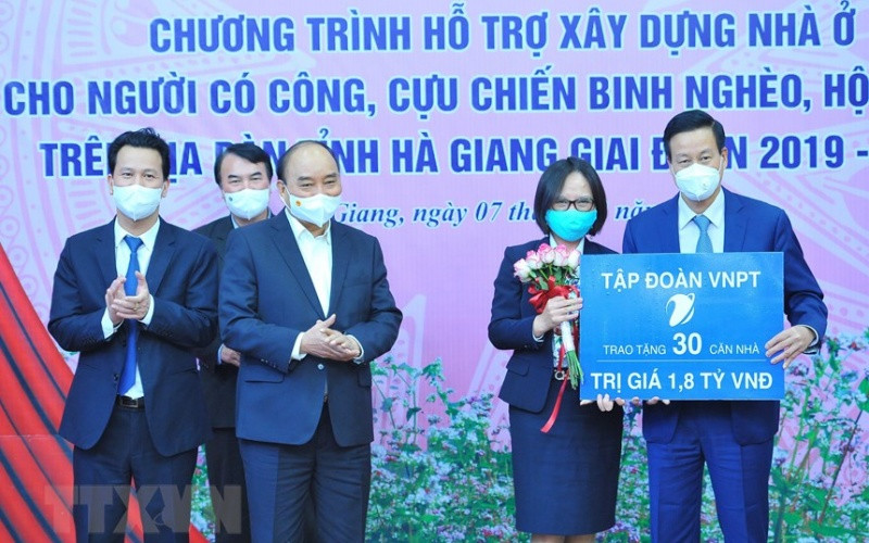 Các tập đoàn, doanh nghiệp ủng hộ chương trình hỗ trợ xây dựng nhà ở cho người có công, cựu chiến binh nghèo, hộ nghèo trên địa bàn tỉnh Hà Giang. (Ảnh: Minh Đức/TTXVN) ttxvn_chu_tich_nuoc_du_hoi_nghi-1638882521559.jpeg