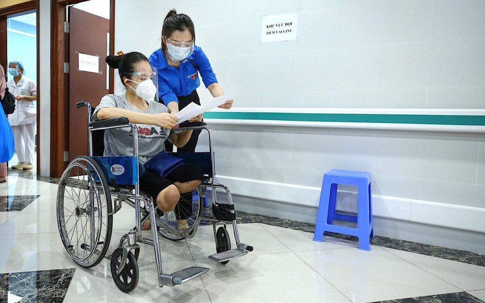 Tiêm vaccine cho người khuyết tật và yếu thế ảnh 4 Tiêm vaccine cho người khuyết tật và yếu thế -3