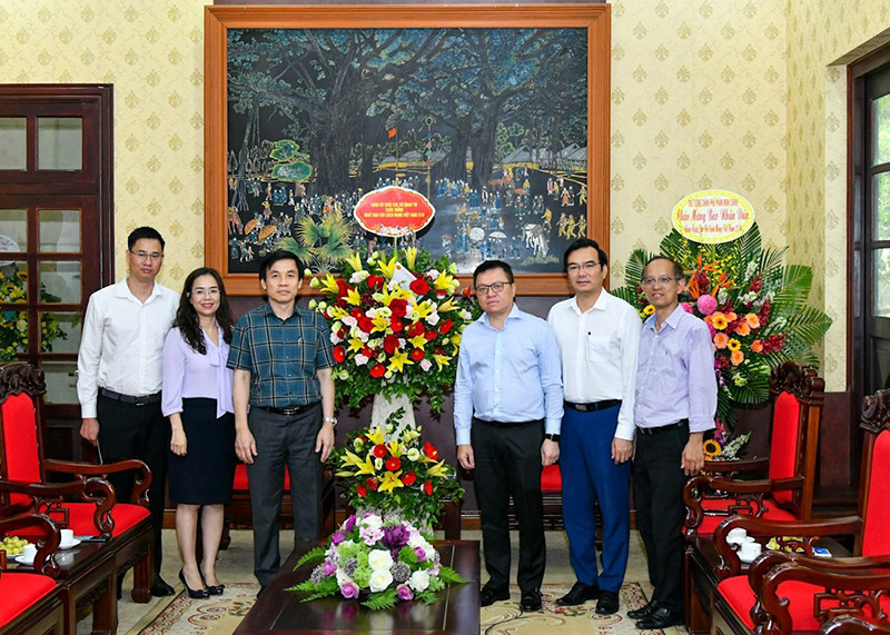 Đồng chí Lê Quốc Minh tiếp đoàn Đảng ủy Khối các cơ quan Trung ương. (Ảnh: THỦY NGUYÊN) Chiều 20/6 -0