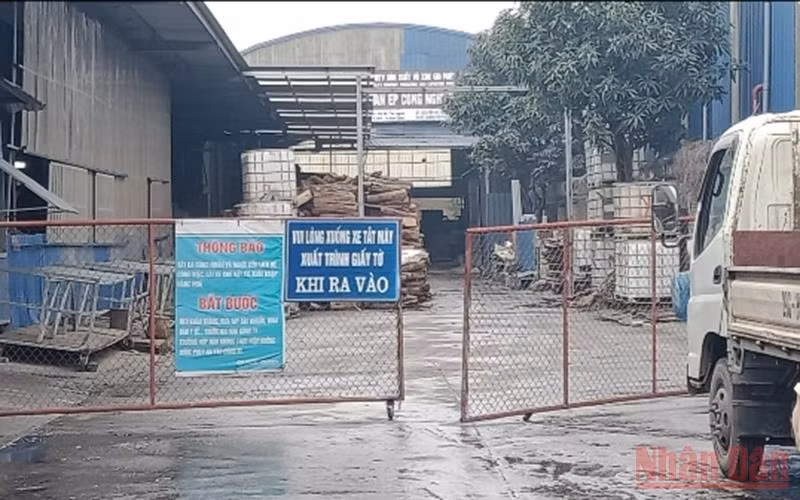 Công ty TNHH một thành viên Thương mại xuất nhập khẩu Gia Phát xây dựng nhà xưởng diện tích rộng gần 1000 m2 trùm lên mặt đường.