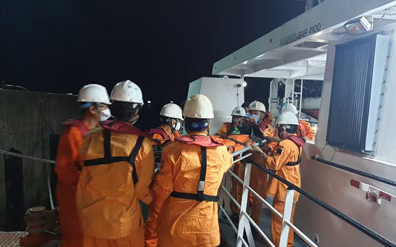 Thuyền viên được đưa về bờ an toàn.