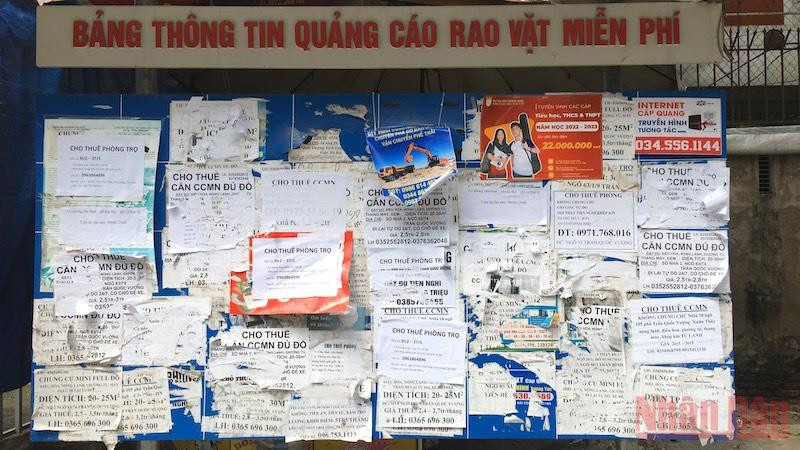 Bảng thông tin quảng cáo với nhiều tờ rơi cho thuê trọ được dán chi chít (Ảnh: THU HIỀN) Sinh viên chật vật tìm phòng trọ sau thời gian dài nghỉ dịch -0