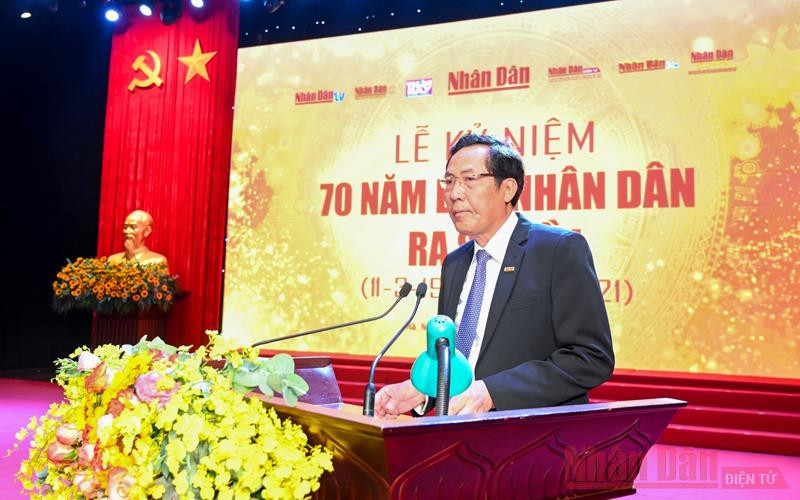 Đồng chí Tổng Biên tập Thuận Hữu trình bày diễn văn tại lễ kỷ niệm. Trọng thể tổ chức lễ kỷ niệm 70 năm Ngày Báo Nhân Dân ra số đầu -0