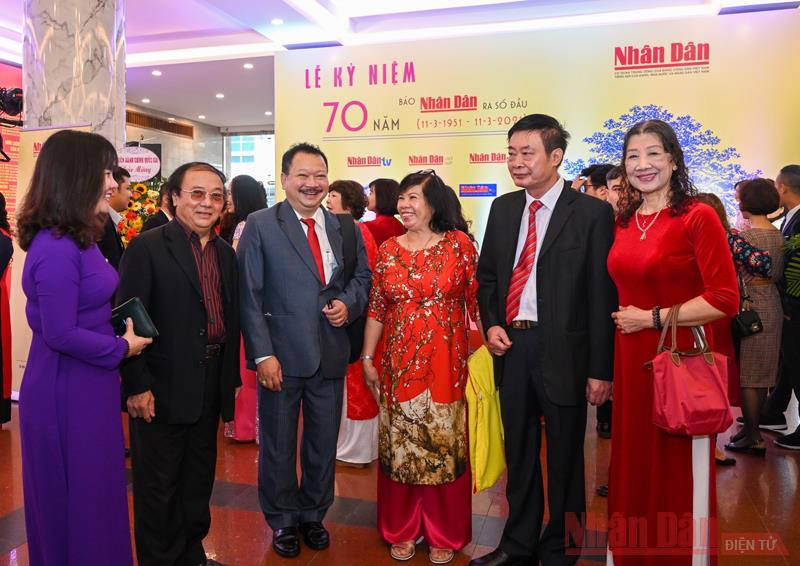 Các thế hệ phóng viên Báo Nhân Dân qua các thời kỳ tại lễ kỷ niệm. Trọng thể tổ chức lễ kỷ niệm 70 năm Ngày Báo Nhân Dân ra số đầu -0