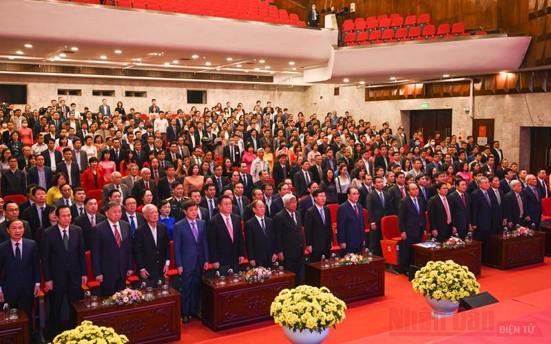 Các đại biểu làm lễ chào cờ. Trọng thể tổ chức lễ kỷ niệm 70 năm Ngày Báo Nhân Dân ra số đầu -0