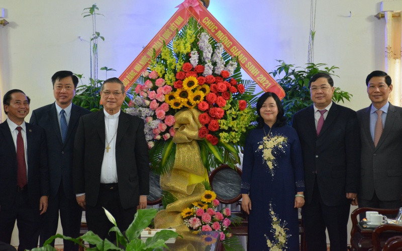 Đồng chí Bùi Thị Minh Hoài cùng Giám mục Vũ Đình Hiệu và lãnh đạo tỉnh Nam Định, huyện Xuân Trường trong buổi thăm, làm việc tại Tòa Giám mục Giáo phận Bùi Chu. Trưởng Ban Dân vận Trung ương chúc mừng Giáng sinh tại Nam Định -0