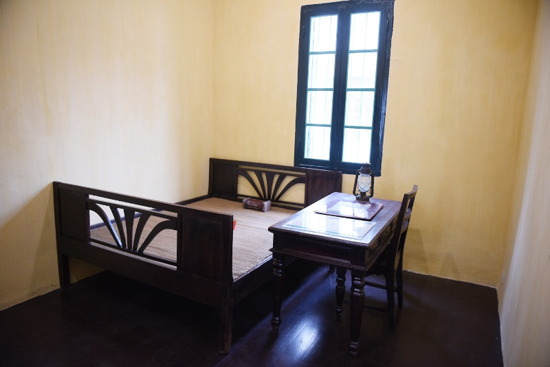 Chiếc bàn và chiếc giường đơn sơ, nơi Bác làm việc và nghỉ ngơi ở làng lụa Vạn Phúc. Khai mạc trưng bày “Không gian dệt lụa” -0