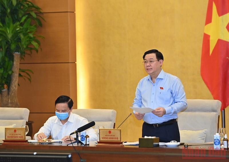 Chiều 24/9, tại Nhà Quốc hội, dưới sự chủ trì của Ủy viên Bộ Chính trị, Chủ tịch Quốc hội Vương Đình Huệ, Ủy ban Thường vụ Quốc hội họp phiên bất thường để xem xét, quyết định ban hành Nghị quyết về việc ban hành chính sách hỗ trợ người lao động và người sử dụng lao động bị ảnh hưởng bởi đại dịch Covid-19 từ Quỹ Bảo hiểm thất nghiệp. 10 sự kiện tiêu biểu của Quốc hội Việt Nam năm 2021 -0