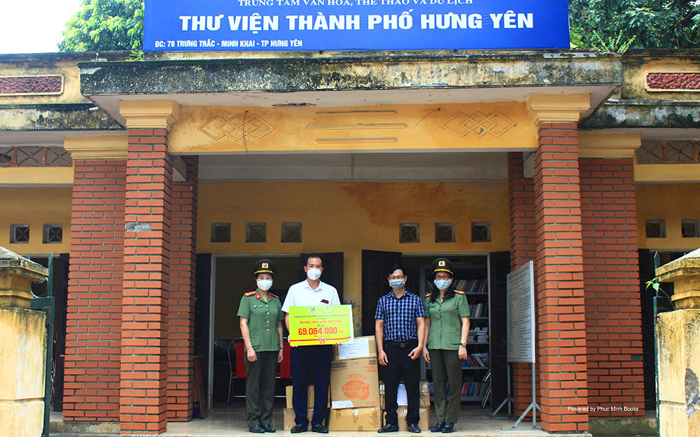 Tặng sách cho Thư viện tỉnh Hưng Yên. Tặng sách, lan tỏa văn hóa đọc tới nhiều nơi ở Hưng Yên -0