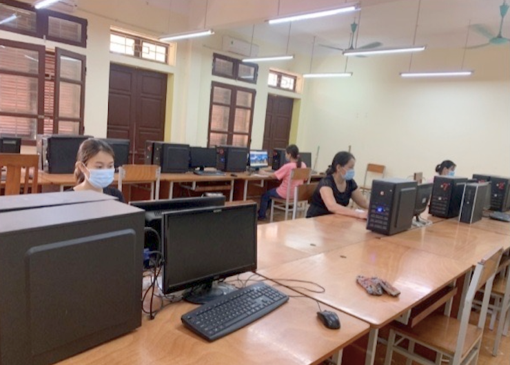 Các cán bộ, giáo viên Trường tiểu học Ba Trại B trực hỗ trợ tuyển sinh trực tuyến. Hà Nội thử nghiệm thành công tuyển sinh trực tuyến, sẵn sàng phục vụ người dân Thủ đô -0