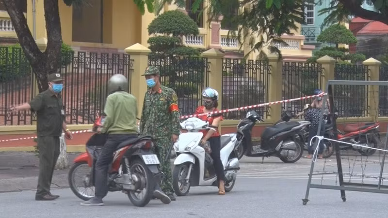 Lực lượng chức năng hướng dẫn người dân TP Phủ Lý không đi vào khu vực phong tỏa.