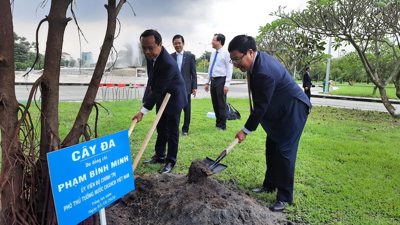 Phó Thủ tướng Phạm Bình Minh trồng cây lưu niệm trong khuôn viên Đại học Quốc gia TP Hồ Chí Minh. Phó Thủ tướng Phạm Bình Minh: Sinh viên phấn đấu trở thành thế hệ công dân Việt Nam đầy đủ tri thức, hoài bão -0