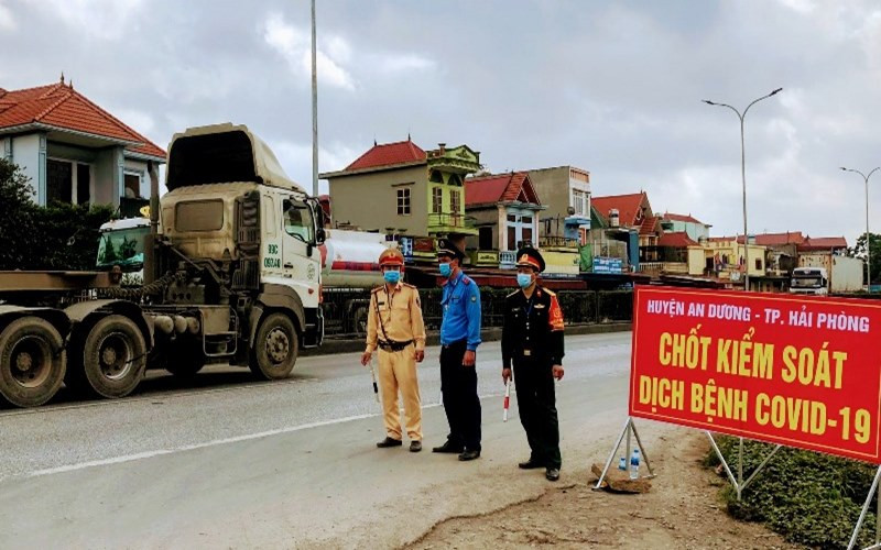 Chốt kiểm soát dịch Covid-19 trên quốc lộ 5A.