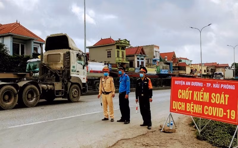 Chốt kiểm soát dịch Covid-19 trên quốc lộ 5A.
