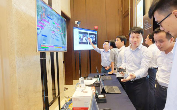 Trình diễn giải pháp camera giám sát ứng dụng trí tuệ nhân tạo do kỹ sư của Viettel phát triển.