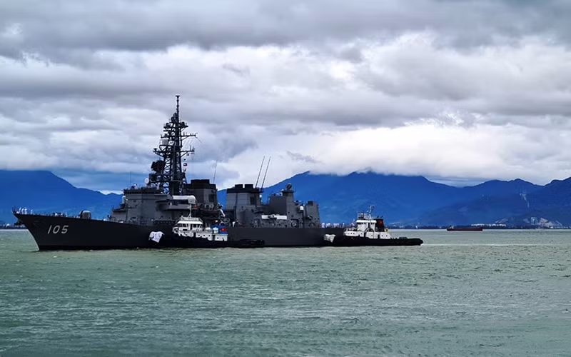 Tàu hộ vệ INAZUMA chuẩn bị cập cảng Tiên Sa.