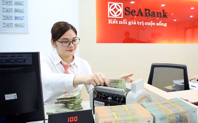 Giao dịch tại chi nhánh Ngân hàng SEA Bank.　 