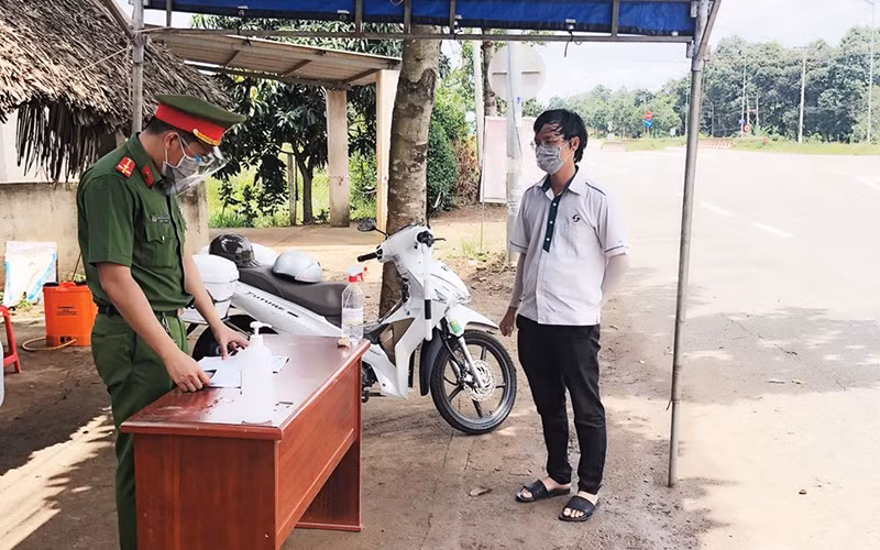 Mở cửa trở lại các chợ truyền thống, dân sinh nhưng các huyện “vùng xanh” của tỉnh Bà Rịa - Vũng Tàu vẫn kiểm soát chặt người và phương tiện lưu thông trên địa bàn.