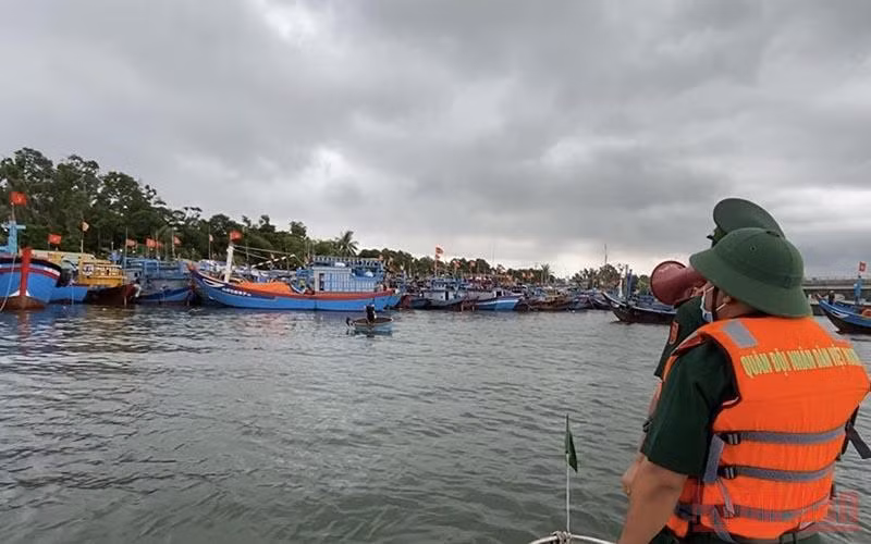 Bộ đội Biên phòng Quảng Ngãi kêu gọi, hướng dẫn tàu thuyền vào bờ neo đậu tránh bão số 5.