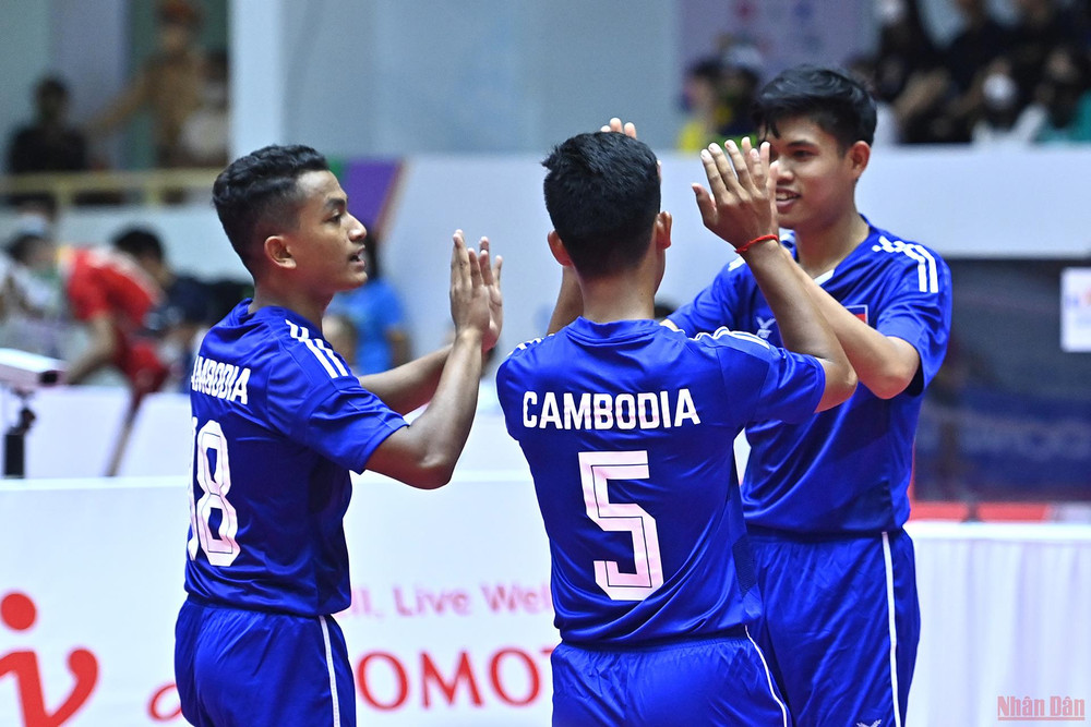 Các cầu thủ Campuchia ăn mừng bàn thắng. Những pha bóng đẹp môn Cầu mây trong trận đấu đồng đội 3 người nam giữa Việt Nam và Campuchia -0
