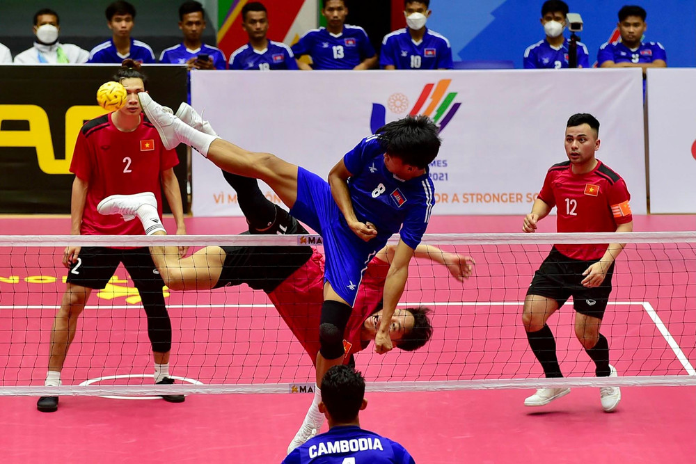 Đội tuyển cầu mây Campuchia (áo xanh) đã chiến đấu kiên trì. (Ảnh: Trần Hải) SEA Games 31 ngày 13/5: Việt Nam dẫn đầu bảng tổng sắp huy chương -0