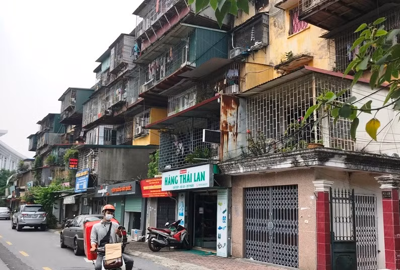 Chung cư cũ trên địa bàn thành phố Hà Nội. Ảnh: NGỌC ANH
