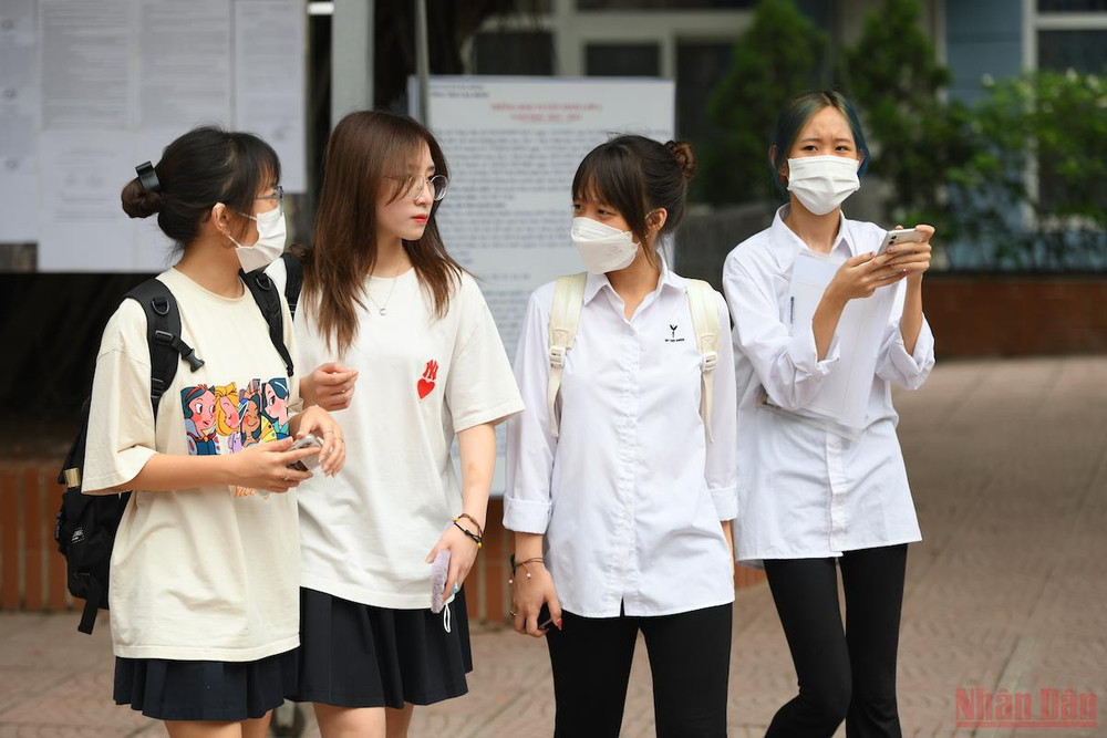 Thí sinh ra về khi kết thúc buổi thi. Ảnh: THÀNH ĐẠT
