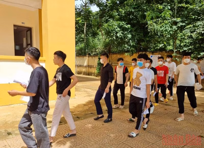 Thí sinh thi môn Ngữ văn với tâm lý khá thoải mái -0